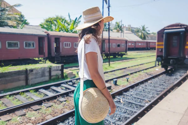 Όμορφη νεαρή γυναίκα στο καπέλο του ταξιδιώτη σε μια σιδηροδρομική πλατφόρμα στη Σρι Λάνκα Ταξιδεύοντας στην Ασία, Κεϋλάνη — Φωτογραφία Αρχείου