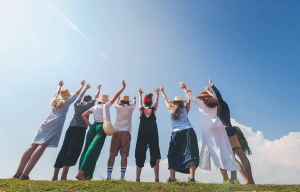 Groupe de joyeux jeunes gens joyeux et élégants contre le ciel bleu, l'amitié, les valeurs communautaires , — Photo