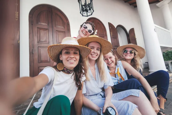 Groupe de joyeux joyeux jeunes filles élégantes Voyage ensemble, dans des chapeaux contre le — Photo