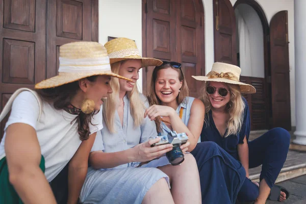 Groupe de joyeux joyeux jeunes filles élégantes Voyage ensemble, dans des chapeaux contre le — Photo