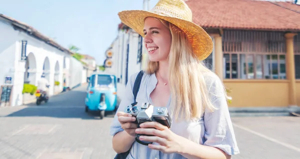Bella ragazza donna turistica in un cappello con una macchina fotografica in mano contro la Galle, uno Sri Lanka — Foto Stock