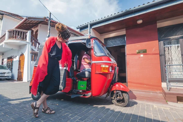 March 23, 2019 Galle island of Sri Lanka, a tourist girl speaks with a tuk tuk driver about a trip. — Stock Photo, Image