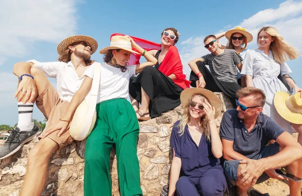 Gruppe junger, stilvoller, glücklicher Freunde reisen zusammen, Freundschaftsgemeinschaft — Stockfoto