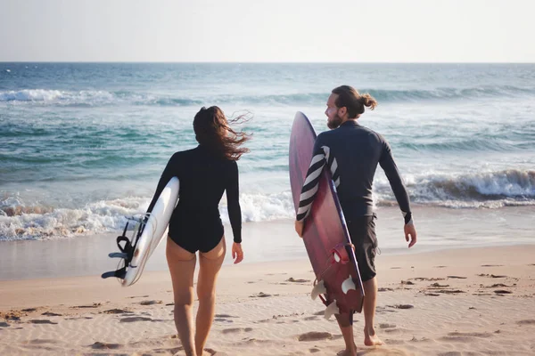 Jonge mooie paar vrienden met surfplanken in hun handen, sport, actieve levensstijl — Stockfoto