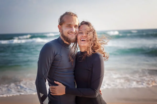 Junges Paar glücklich lächelnder Surfer an der Meeresküste, Reisekonzept für den Sporturlaub — Stockfoto