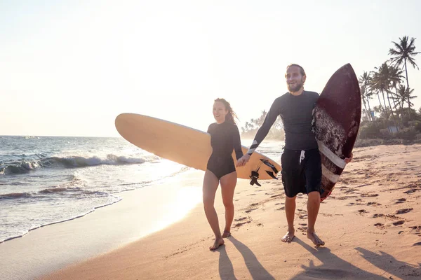 Jonge mooie paar vrienden met surfplanken in hun handen, sport, actieve levensstijl — Stockfoto