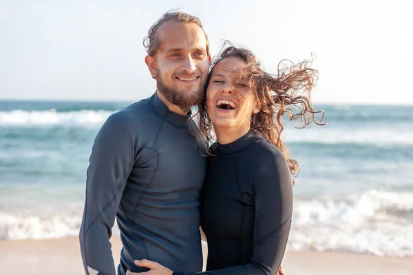Junges Paar glücklich lächelnder Surfer an der Meeresküste, Reisekonzept für den Sporturlaub — Stockfoto