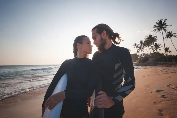 Junges Paar glücklich lächelnder Surfer an der Meeresküste, Reisekonzept für den Sporturlaub — Stockfoto