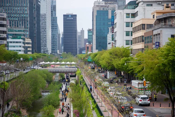 Seúl Corea del Sur, abril 2019 calle a lo largo del río en el centro de la ciudad Cheonggyecheon corriente —  Fotos de Stock