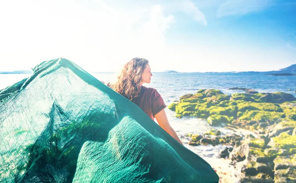 晴れた春の日に海岸に緑のスカーフを持つ美しい幸せな若い女性 — ストック写真