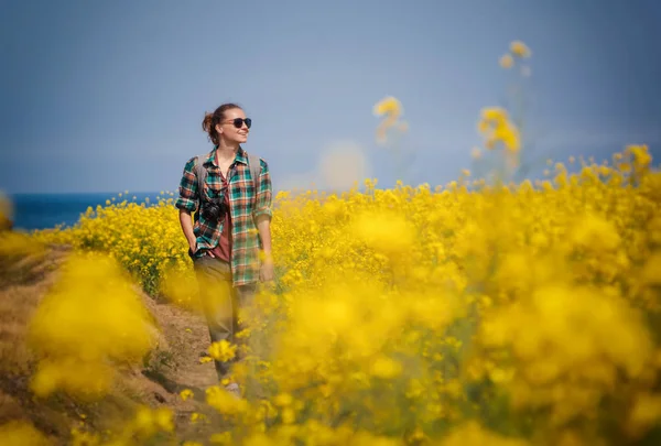 Viaje para Jeju Island, Coreia do Sul, uma jovem turista caminha no fundo de campos floridos — Fotografia de Stock