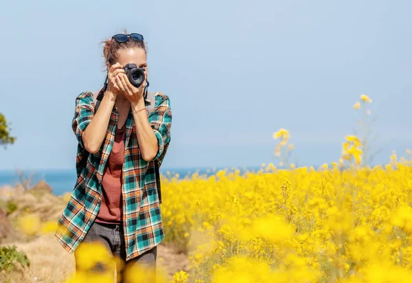 Viaje para Jeju Island, Coreia do Sul, uma jovem turista caminha em um dia de primavera. viagem para a Ásia — Fotografia de Stock