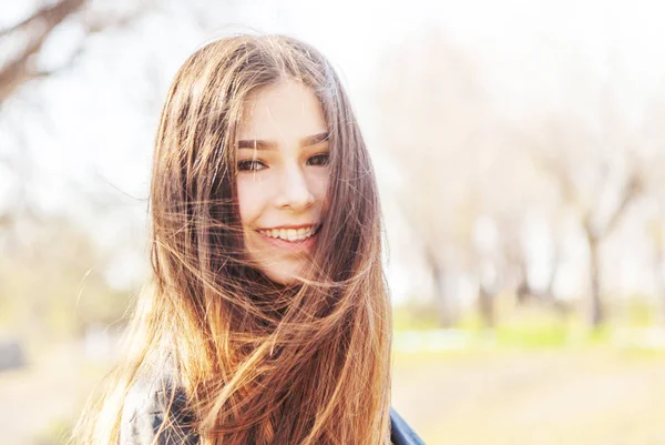Azjatycki Europejskiej dziewczynka długo mieszane nastolatek piękny portret szczęśliwy słońce wyścig — Zdjęcie stockowe