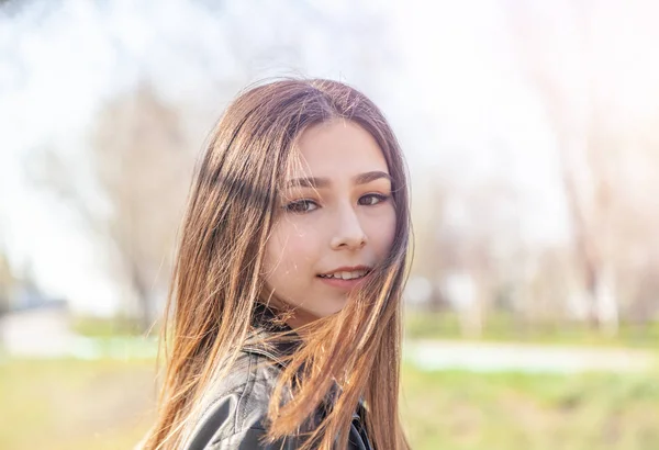 Schön glücklich Sonnenschein Mädchen Teenager asiatisch europäisch gemischte Rasse mit langen Haaren Portrait — Stockfoto