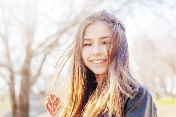 Bella felice sole ragazza adolescente asiatico europeo misto gara con lunghi capelli ritratto — Foto Stock