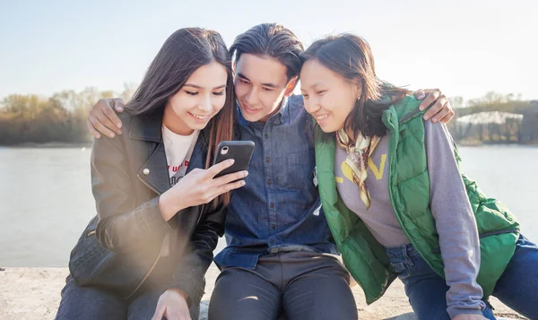Groupe d'adolescents asiatiques à la mode avec téléphone mobile à l'extérieur, s'amuser, génération numérique — Photo