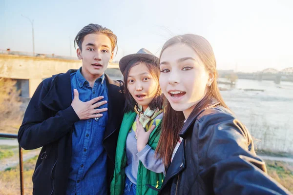 Group of Asian teens taking selfie on phone, having fun, best friends and digital generation concept — Stock Photo, Image