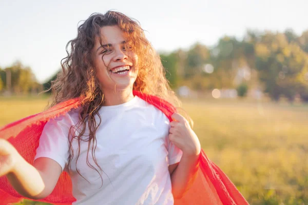 Glücklich lockige charmante Mädchen mit langen lockigen Haaren und eine sehr schöne — Stockfoto