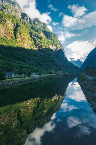 La côte du fjord en Norvège à Goodvanegen, montagnes et c — Photo