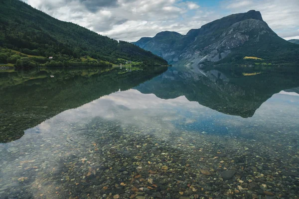 Brzeg jeziora Vang w Norwegii, piękny letni krajobraz, górach — Zdjęcie stockowe