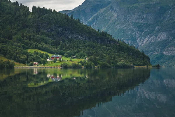 Riva del lago Vang in Norvegia, bellissimo paesaggio estivo, mounta — Foto Stock