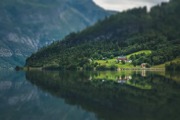 Orilla del lago Vang en Noruega, hermoso paisaje de verano, inclinación s — Foto de Stock