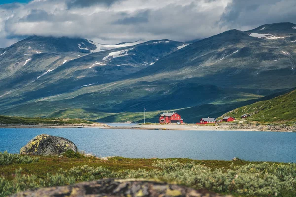 Norveç 'teki Jotunheimen Ulusal Parkı' nda yaz manzarası
