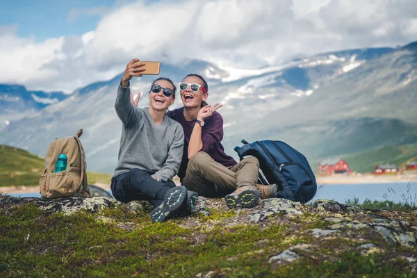 Dos hermosas novias jóvenes viajan juntas en Noruega, adven —  Fotos de Stock