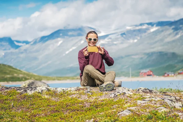 Woman  taking photo by smartphone exploring mountains in Norway — Stock Photo, Image