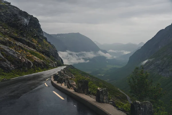 Szerpentin út a hegyekben Norvégia, Trollstigen, troll s — Stock Fotó