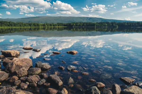 美丽的夏季景观，湖与清澈的水和反射 — 图库照片