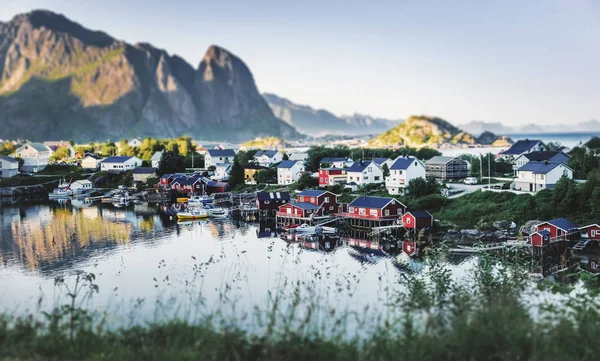 Vista de la ciudad de Reine en las islas Lofoten, un hermoso br — Foto de Stock