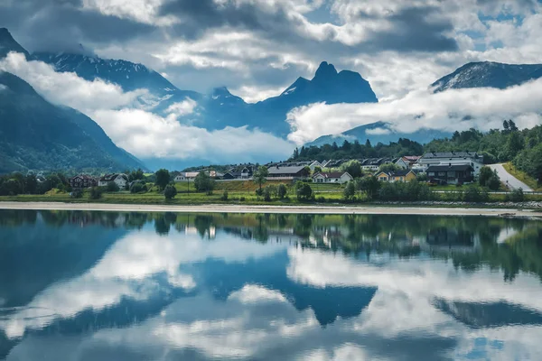 Bellissimo paesaggio, la costa del fiordo Andalsnes in Norvegia , — Foto Stock