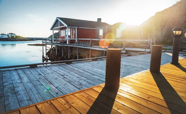 Traditionelle rote rorbu im Sonnenuntergang, norwegische lofoten, skrova isla — Stockfoto