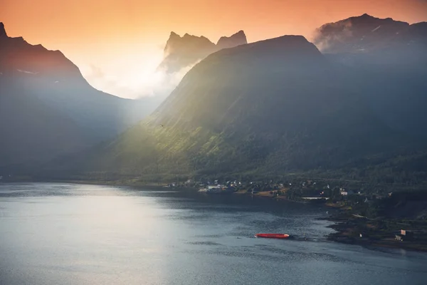 Bellissimo paesaggio vibrante, tramonto rosa sul mare sull'isola di Senja — Foto Stock