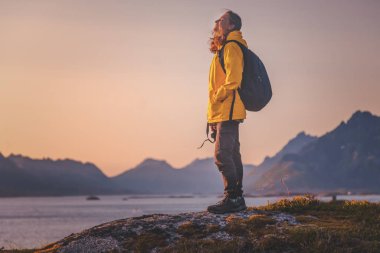 Rahatlayın ve N Lofoten gün batımı zevk ile Mutlu kadın turist