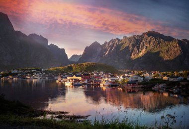 Lofoten adalarında Reine şehrinin görünümü, güzel bir br
