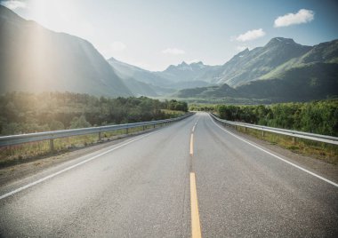 Norveç'te Loften Adaları dağlarda Karayolu, güzellik