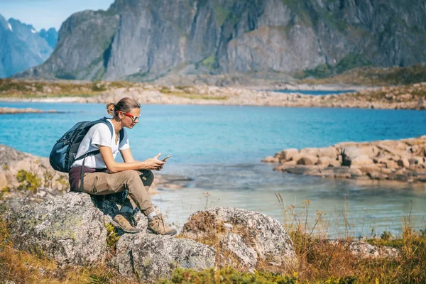 Woman traveler in Norway, on mountains in the Lofoten islands wi — Stock Photo, Image