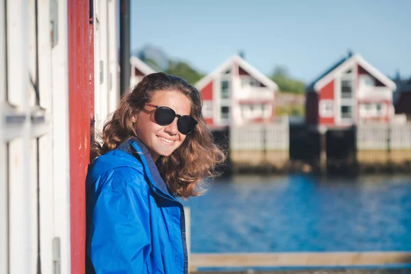 の背景に美しい若い幸せな笑顔の女の子の旅行者 — ストック写真