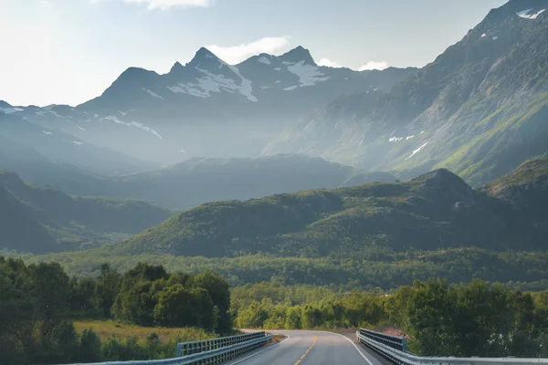 Norveç'te Loften Adaları dağlarda Karayolu, güzellik — Stok fotoğraf