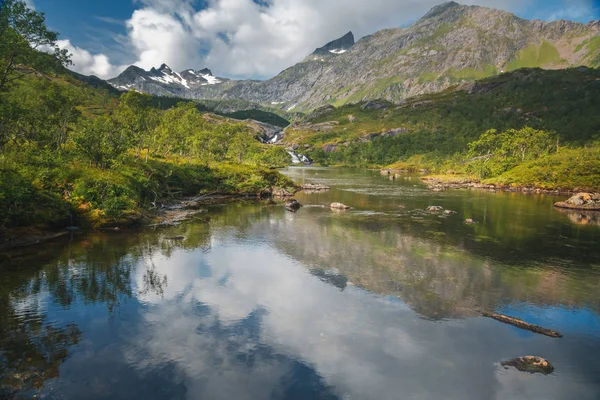 Bellissimo paesaggio scandinavo, montagne e un lago sul Ve — Foto Stock