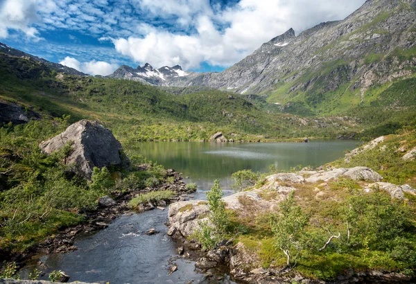 Beau paysage scandinave, montagnes et un lac sur le Ve — Photo