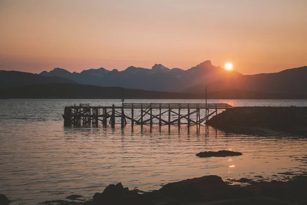 Telegrafbukta a Tromso Norvegia, Sole di mezzanotte e colori del tramonto o — Foto Stock