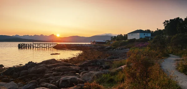 Tromso Norveç Telegrafbukta, Gece yarısı güneşi ve gün batımı renkleri o — Stok fotoğraf