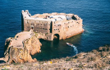 Berlengas adasındaki Fort, Atlantik okyanusu manzarası, Portuga'ya seyahat