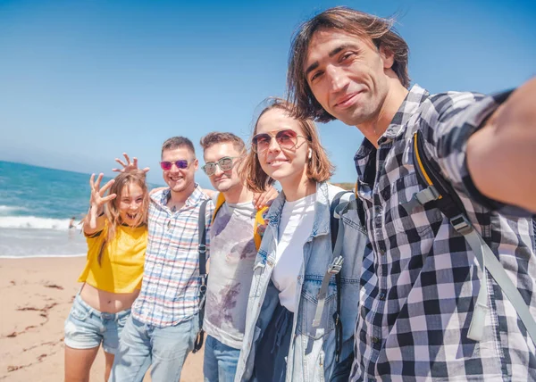 Bir grup mutlu, genç ve güzel insana sarılan, öğrenci erkekler. — Stok fotoğraf