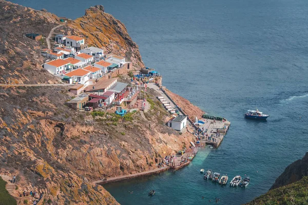 Bellissimo paesaggio oceanico, barche nel porto sull'isola di Be — Foto Stock