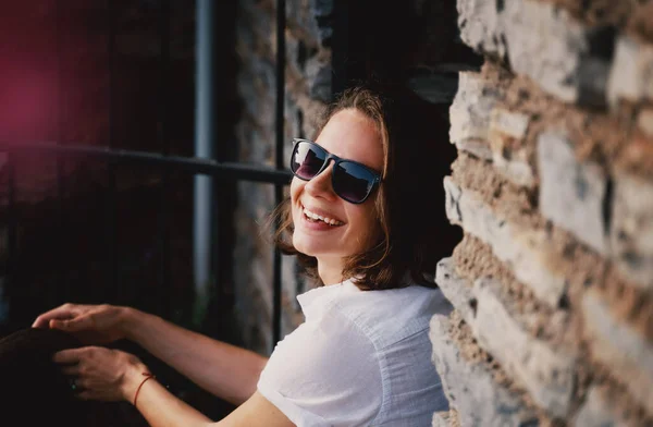 Primer Plano Mujer Joven Con Estilo Gafas Sol Sonriente Hermosa — Foto de Stock
