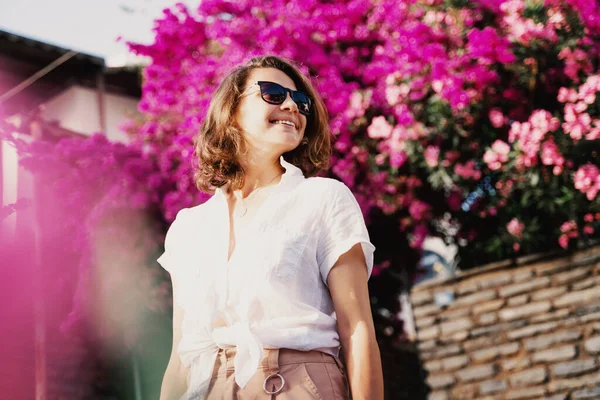 Schöne Junge Stilvolle Frau Reisende Mädchen Einem Weißen Hemd Sonnenbrille — Stockfoto
